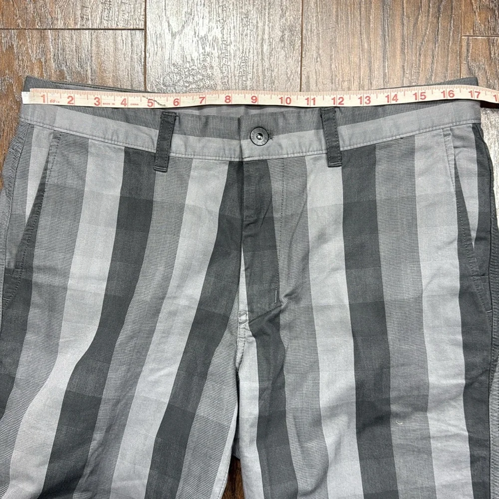 The North Face Men's Gray Striped Shorts‎